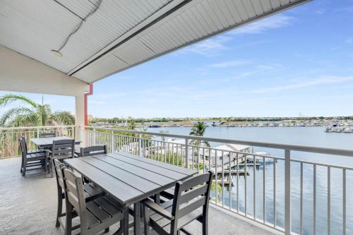St Croix Downtown 4×4 Waterfront Penthouse Pool Dock Pet in Key West, United States