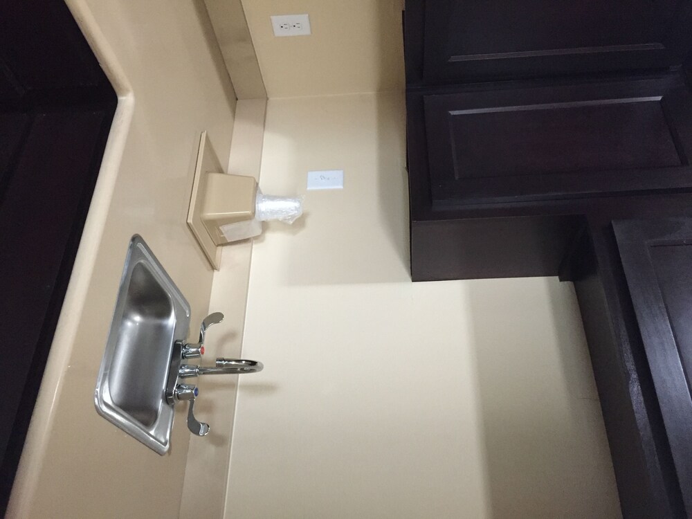 Downtowner Inns & Suites - photo 14