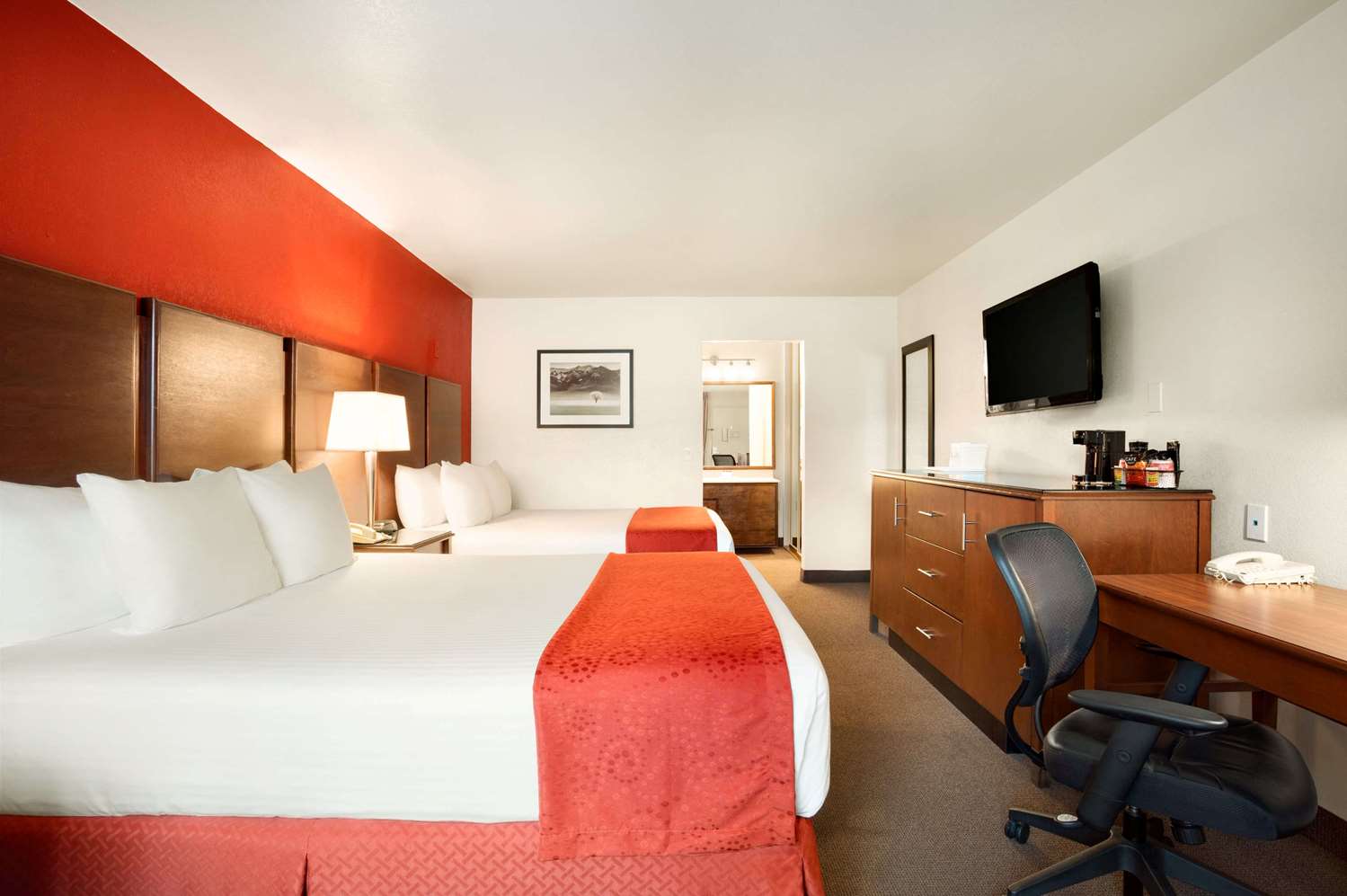 Ramada Hotel and Conference Center by Wyndham San Diego North - photo 6
