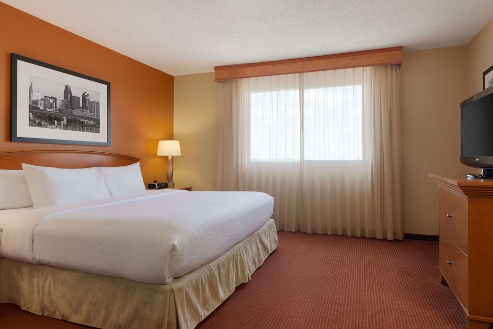 Embassy Suites by Hilton Kansas City International Airport - photo 12