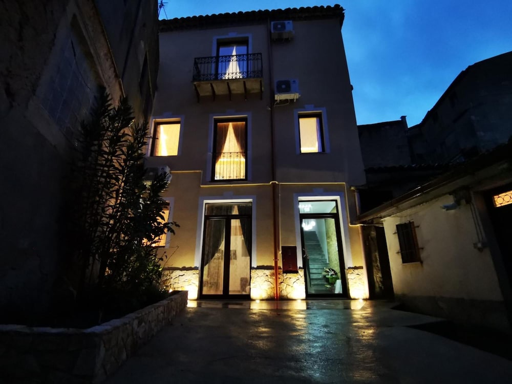 Suite Inn Centro Dimora Storica — 4-Star Luxury Hotel in Enna, Italy