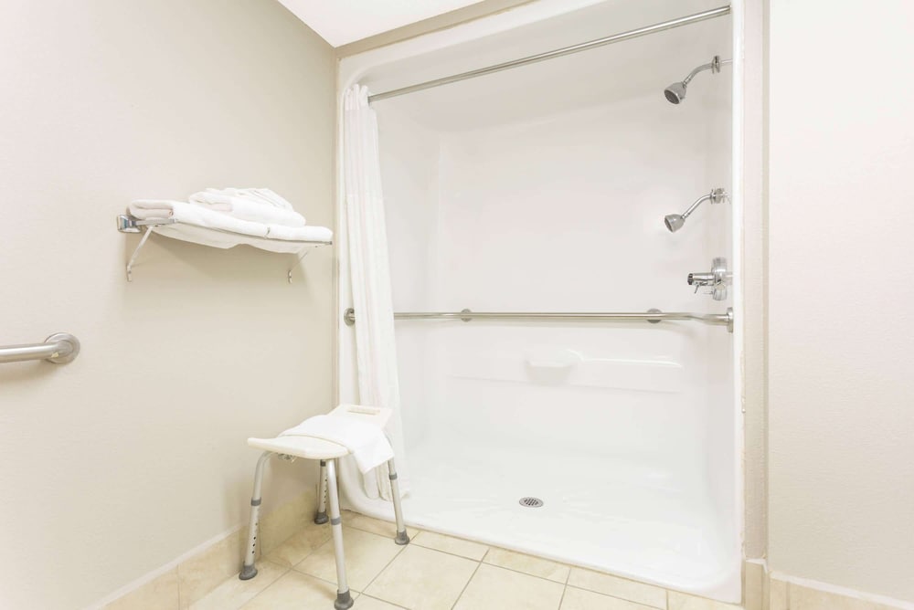 Super 8 by Wyndham Orangeburg - photo 17