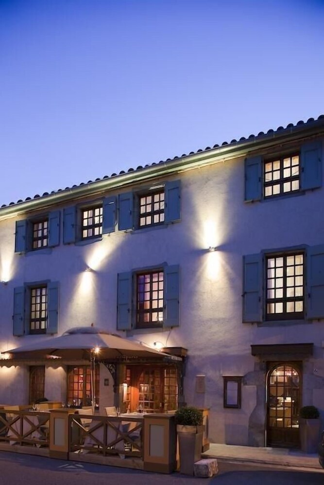 H tel Restaurant Les Remparts - carbon neutral hotel in Mirepoix