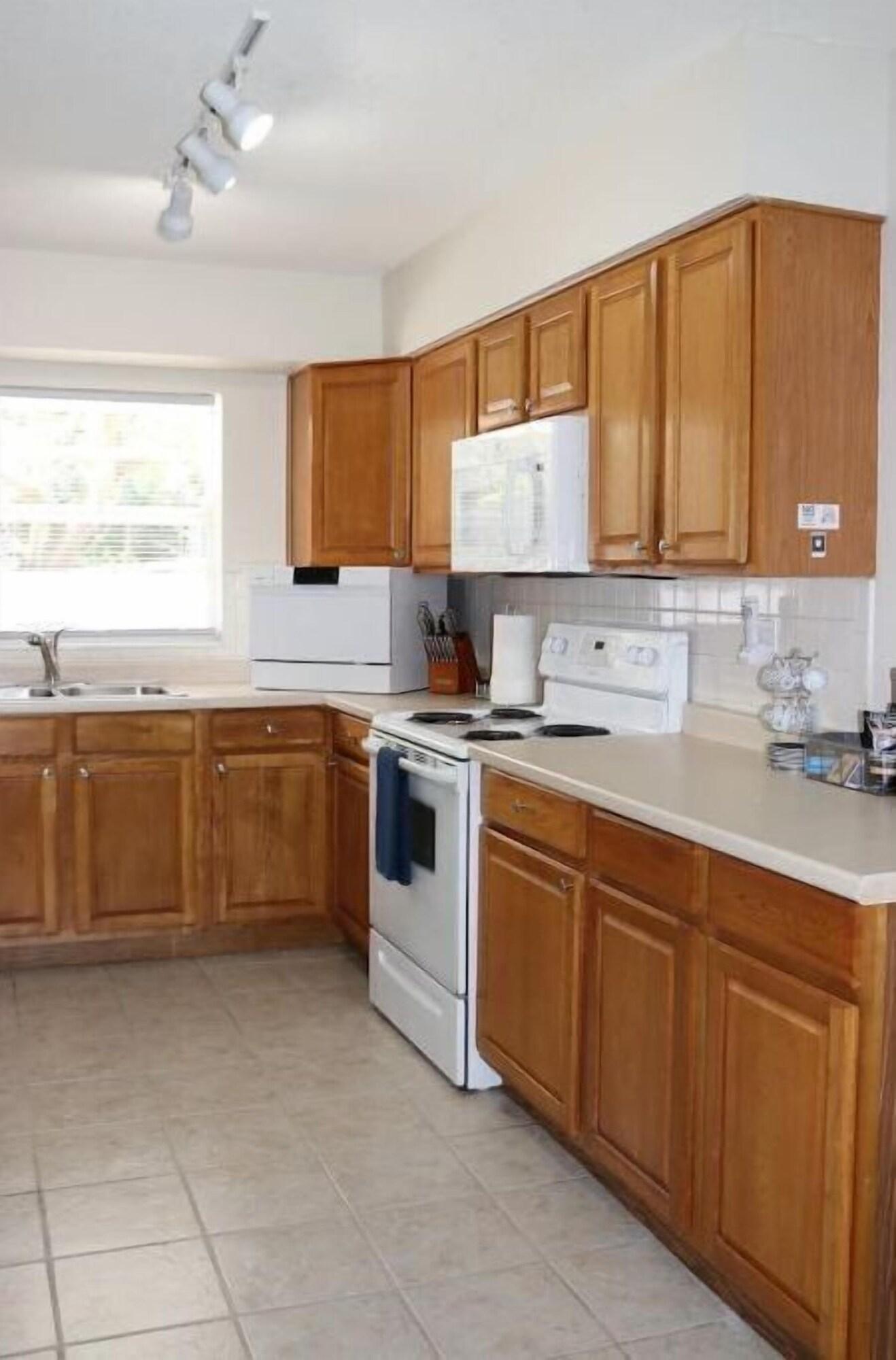 Hidden Sapphire Apartment with Kitchen and Laundry — 4-Star Luxury Hotel in Lakeland, United States