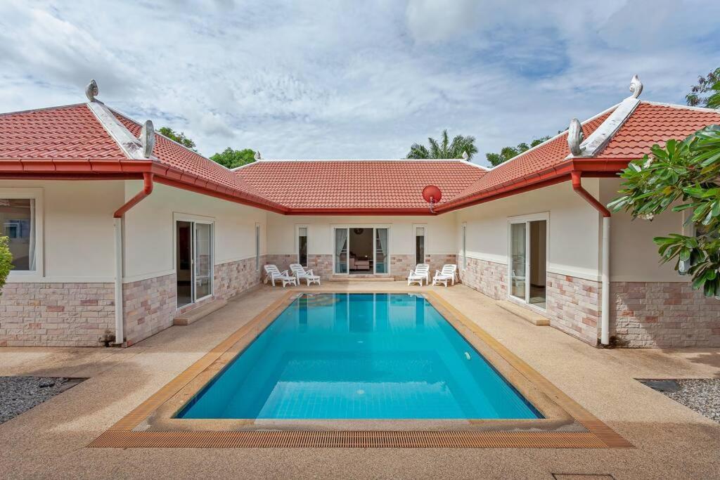 Beautiful 5 Bedroom Luxury Pool Villa in Pattaya — 4-Star Luxury Hotel in Bang Lamung, Thailand