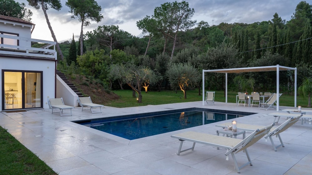 Villa Giomoa 8 Emma Villas — 4-Star Luxury Hotel in Capoliveri, Italy