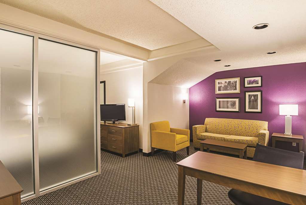 La Quinta Inn & Suites by Wyndham Fort Worth North - photo 33