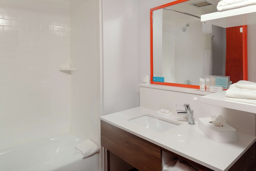 Hampton Inn Woodbridge - photo 21