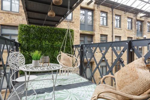 Beautiful 2 Bed With Balcony — 4-Star Luxury Hotel in Bradford, United Kingdom