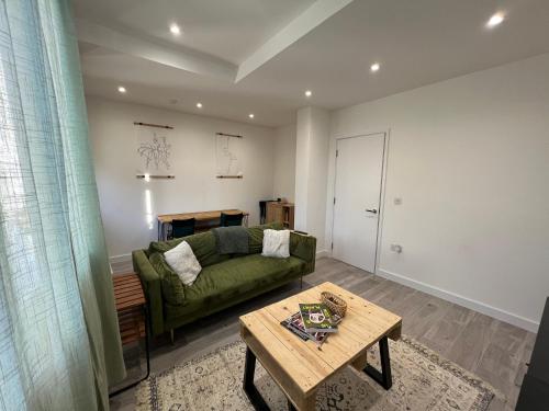 Lovely 1 bedroom flat with Patio — 4-Star Luxury Hotel in London, United Kingdom