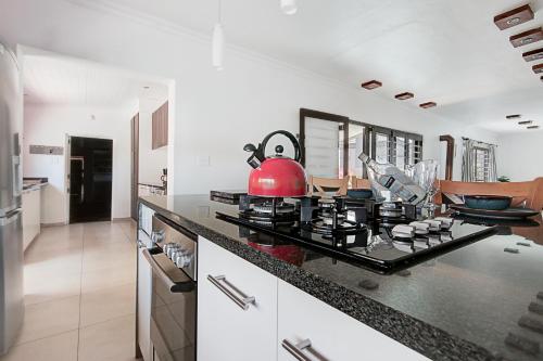 Spacious Shared 3 Bedroom Villa Near Blouberg Beach Pool Wi Fi Braai — 4-Star Luxury Hotel in Cape Town, South Africa