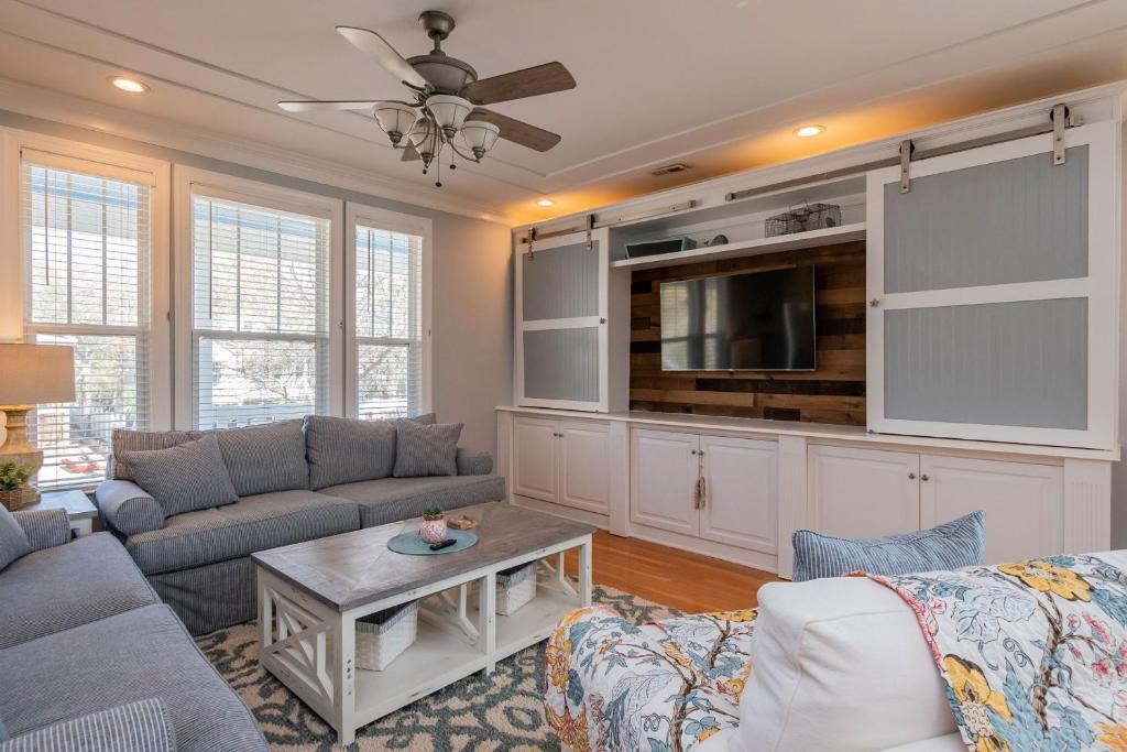 The Sassy Seahorse by Oak Island Accommodations - photo 6