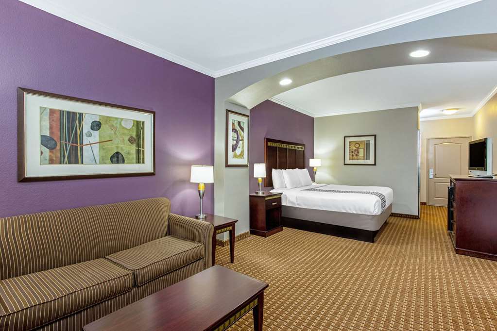 La Quinta Inn & Suites by Wyndham Cleburne - photo 21