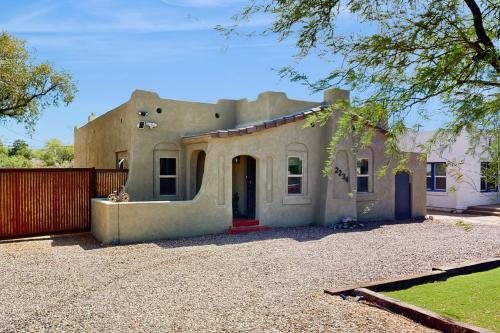 Sam Hughes on 6th - last minute hotel in Tucson