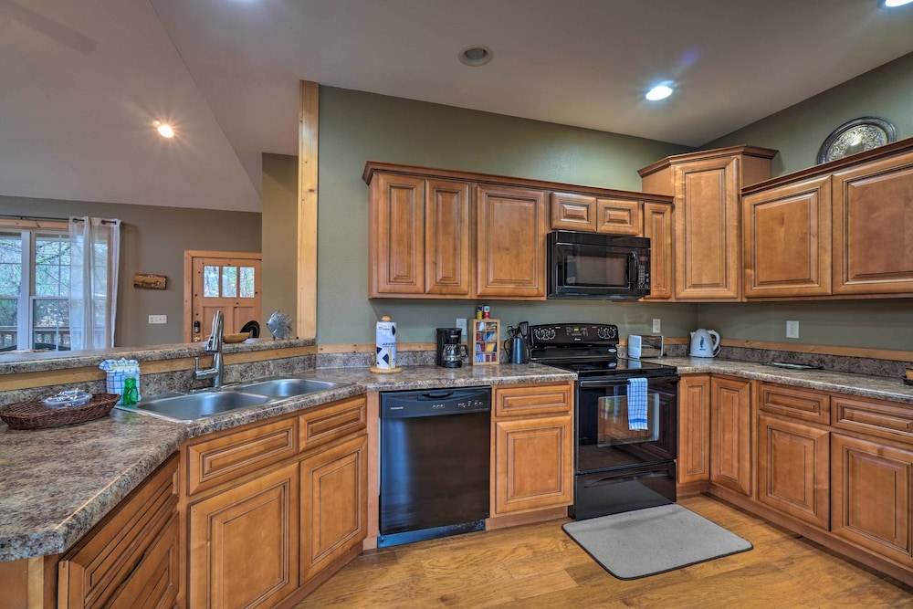 Sevierville Cabin with Lake Views and Wraparound Porch — 4-Star Luxury Hotel in Sevierville, United States