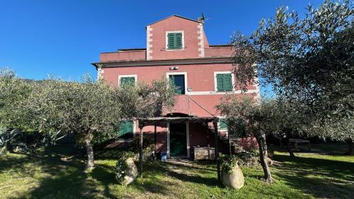 Historical Villa The Birdhouse Garden Views — 4-Star Luxury Hotel in Monterosso Al Mare, Italy
