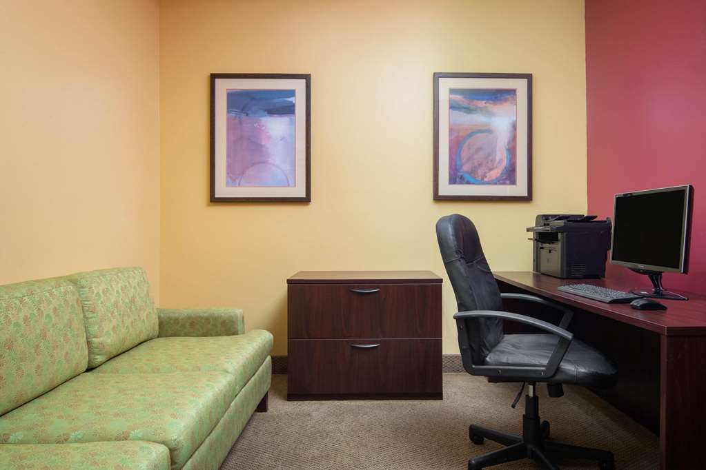 La Quinta Inn & Suites by Wyndham Atlanta Union City - photo 60