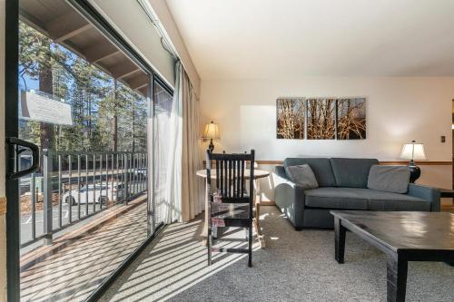 Spacious 1BR Condo w Partial Lake View #222 at Donner Lake Village — 4-Star Luxury Hotel in Truckee, United States