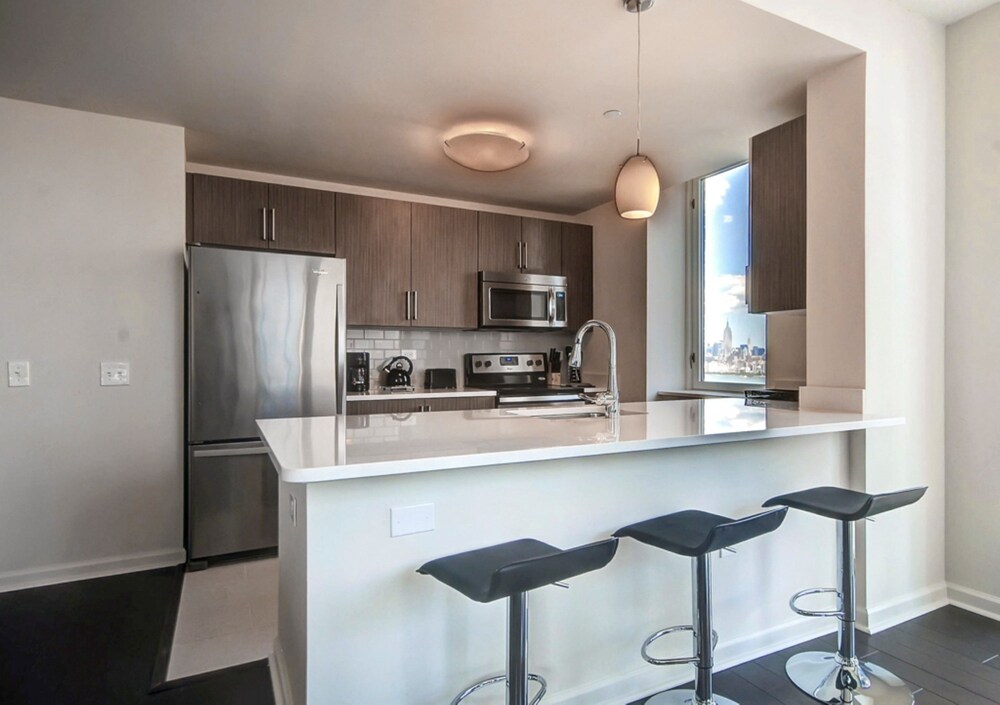 Global Luxury Suites at Newport - photo 24