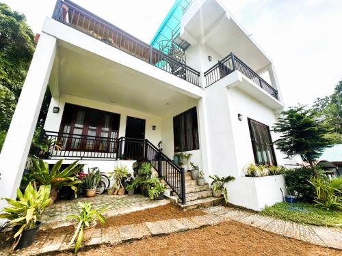 Misty Hills Lakeview Lounge in Kandy, Sri Lanka