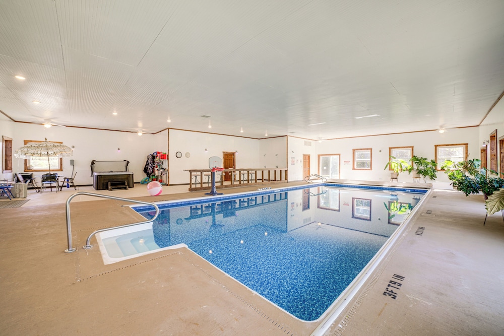 8 Acre Bridgman Oasis Pool Hot Tub Game Room — Bridgman