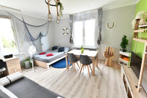 Pokój w apartamencie dwupokojowym ze współdzieloną kuchnią i łazienką in Gdynia, Poland