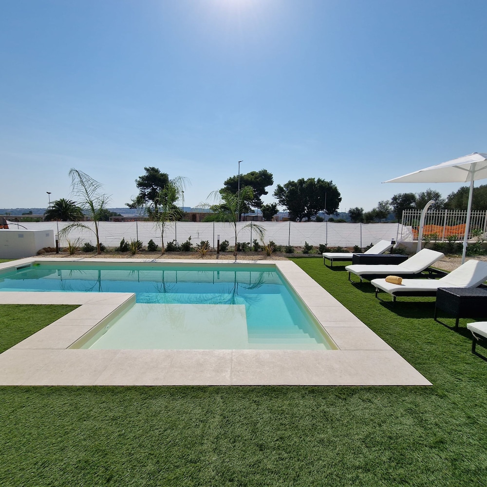 Villa Elisia Villetta con Piscina Privata — 4-Star Luxury Hotel in Augusta, Italy
