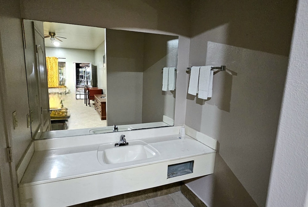 Texas Inn and Suites RGV - photo 36