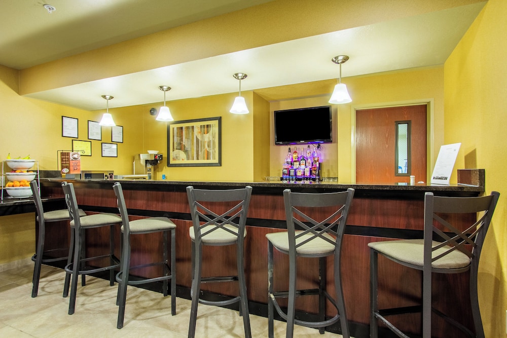 Cobblestone Inn & Suites Corry - photo 41