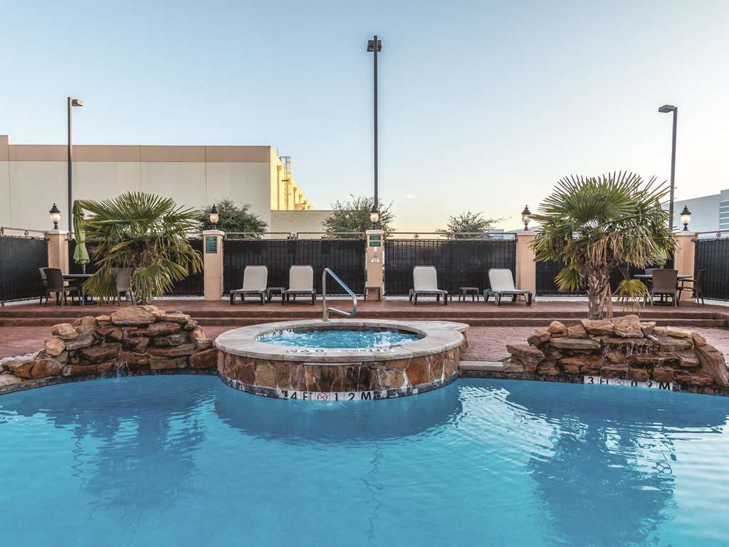 La Quinta Inn & Suites by Wyndham Dallas Grand Prairie South - photo 14