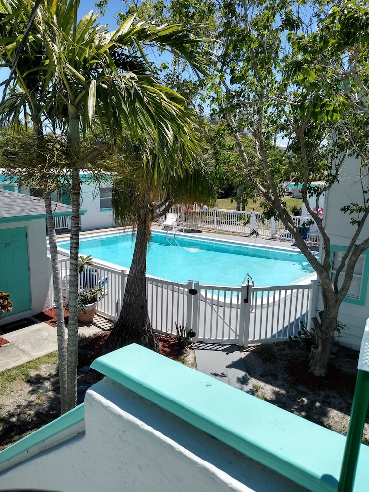 Swashbuckler Motel - photo 48
