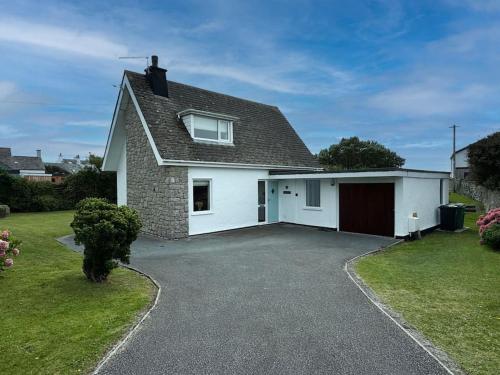 Beach Access Ynys Cartref 4 Bed in Holyhead, United Kingdom