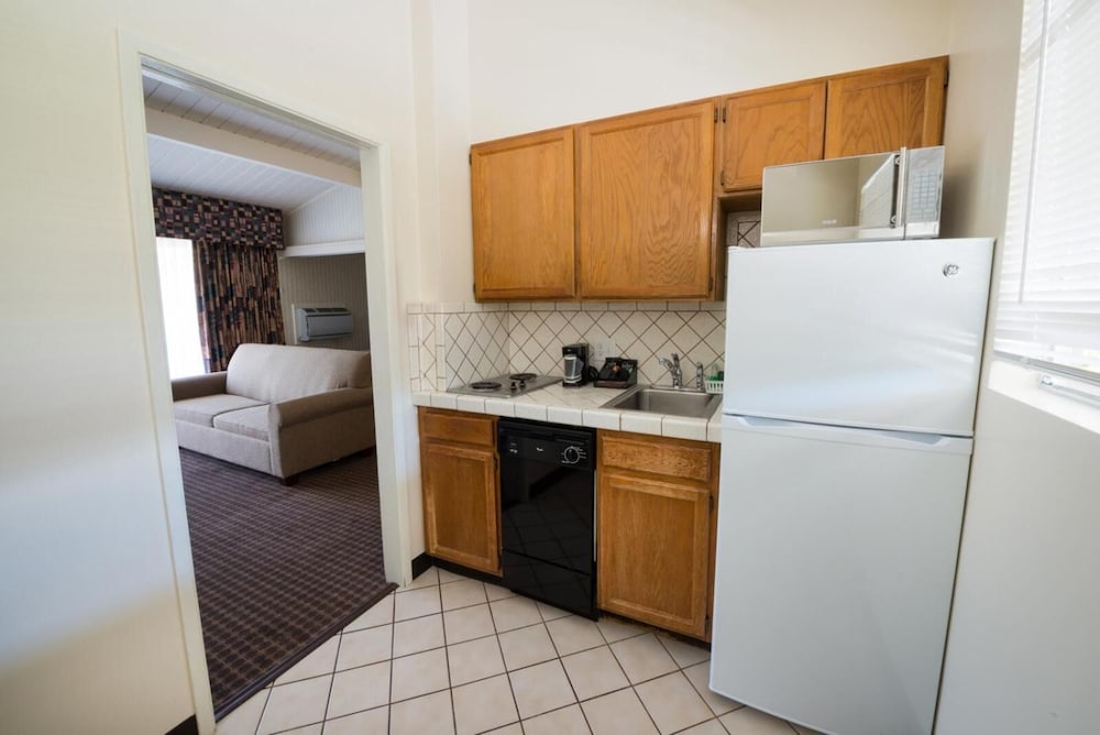 Los Gatos Lodge - photo 17