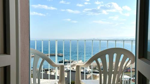 Numana cielo terra con meraviglioso giardino vista mare N254 — 4-Star Luxury Hotel in Numana, Italy
