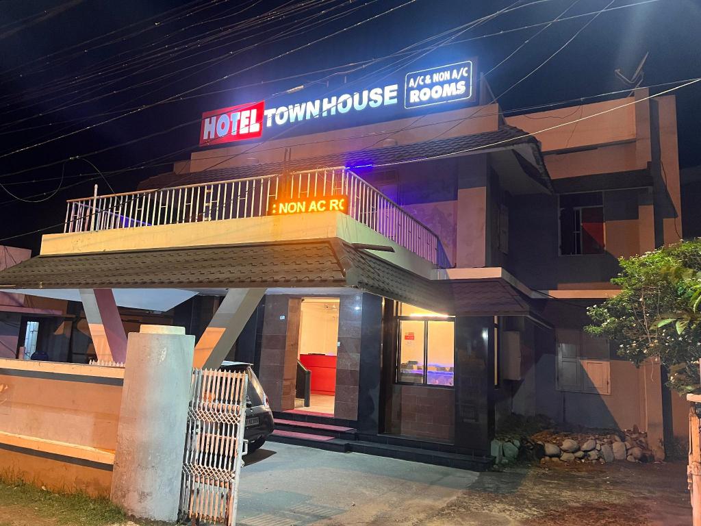 Hotel Sunday Townhouse Club Airport Trivandrum in Thiruvananthapuram, India