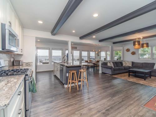 Casa Andante Lakefront Escape — 4-Star Luxury Hotel in Mayville, United States