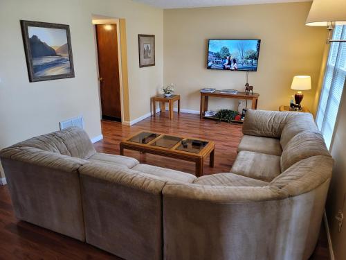 Cozy and Spacious 4 Bedrooms Townhouse — 4-Star Luxury Hotel in Lexington, United States