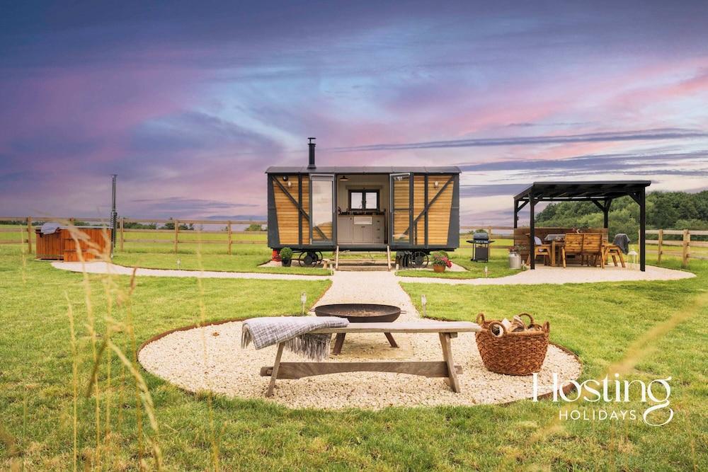 One of a Kind Shepherds Hut with Incredible Views in Thame, United Kingdom