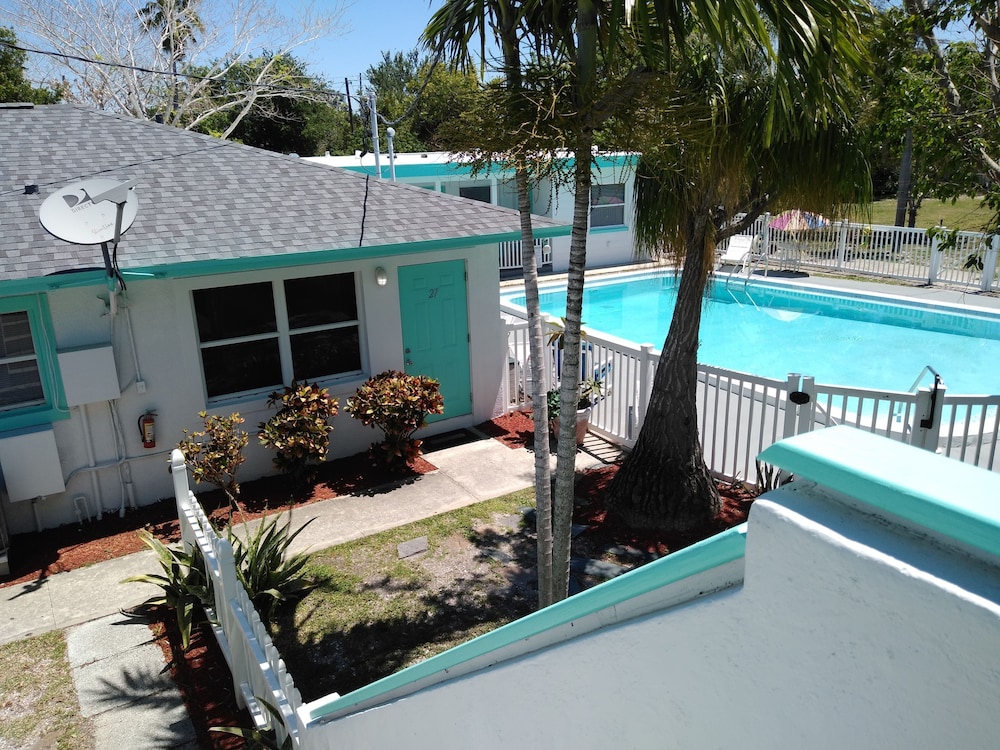 Swashbuckler Motel - photo 32