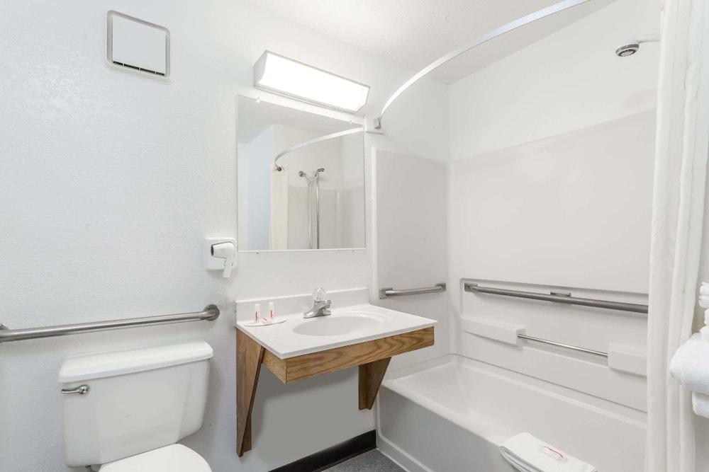 Super 8 by Wyndham Norwich - photo 10
