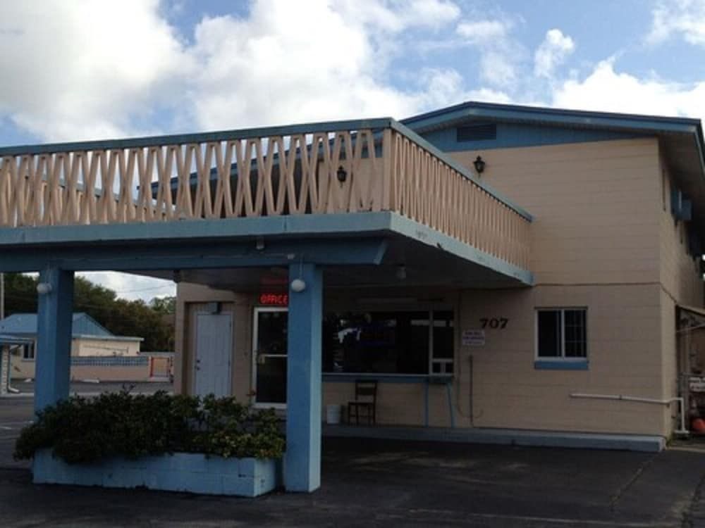 Three Oaks Motel - photo 12