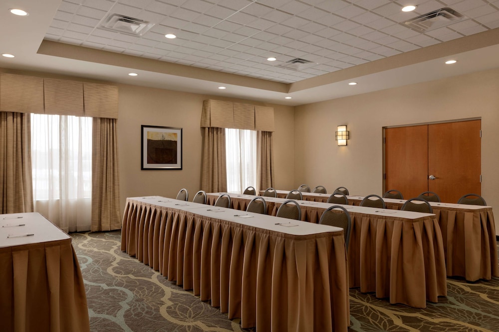 Hampton Inn & Suites Parkersburg Downtown - photo 33