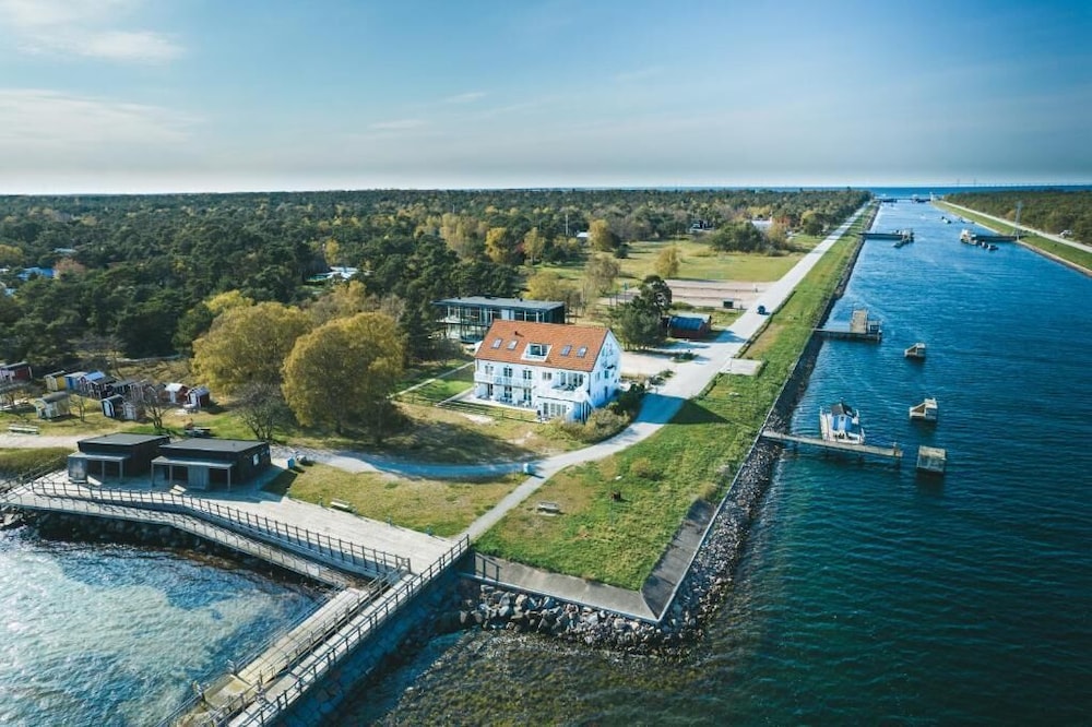 Strandvillan Ljunghusen — 4-Star Luxury Hotel in Ljunghusen, Sweden