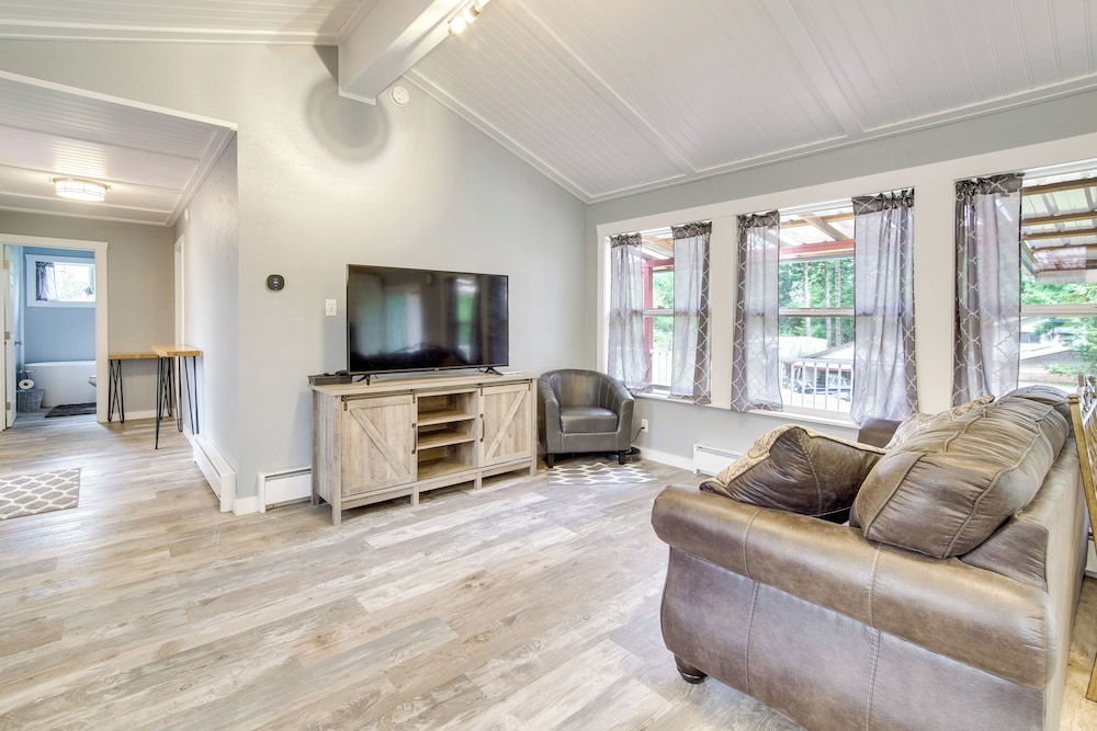 Cozy North Bend Getaway Near Dunes And Ocean — Lakeside