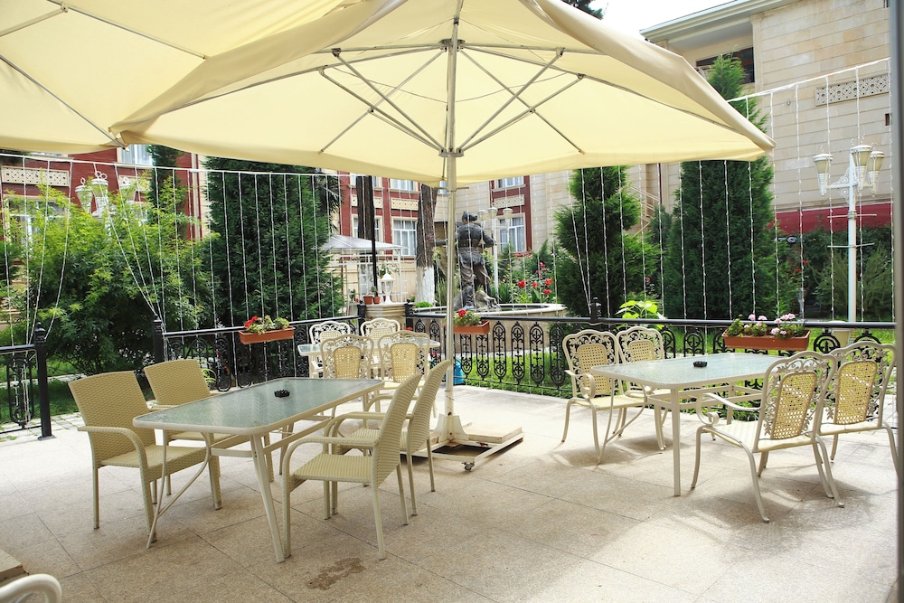 Deluxe Hotel — hotel in Ganja