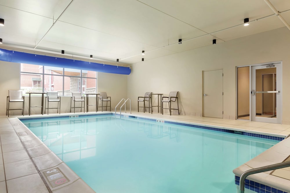Hampton Inn St. Albans - photo 12