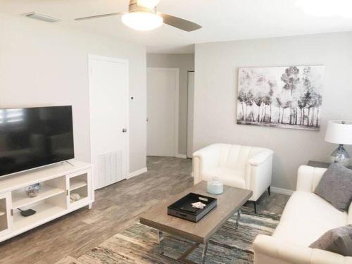 Modern Apartment 1 of 4 — 4-Star Luxury Hotel in Punta Gorda, United States