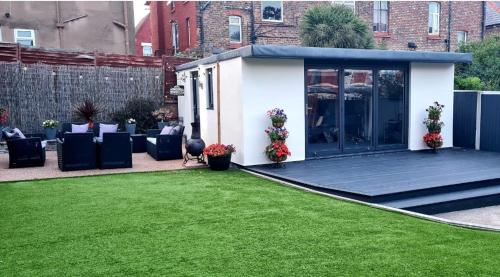 Lovely unit elgin drive Coastal Bliss Your Seaside Retreat with City Excitement — hotel in Wallasey