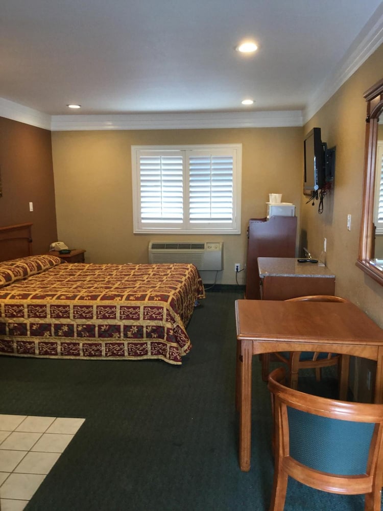 Beverly Inn - photo 16