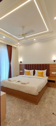 Lime Tree 1BHK Service Apartment Near Artemis Sector 52 Gurgaon